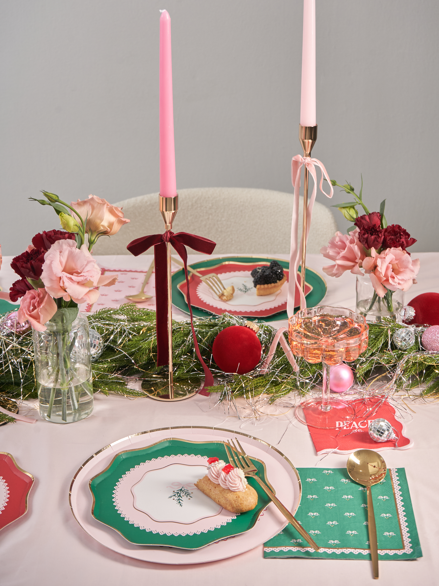 Bows & Mistletoes Holiday Tablescape