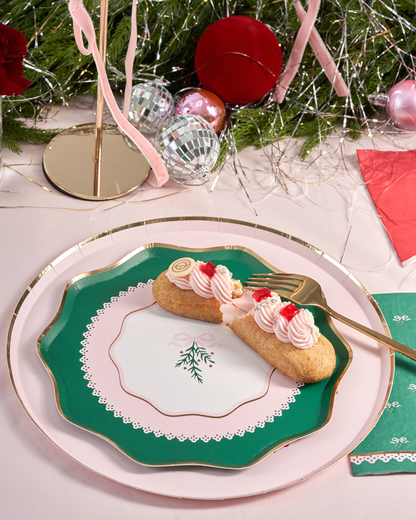 Bows & Mistletoes Holiday Tablescape