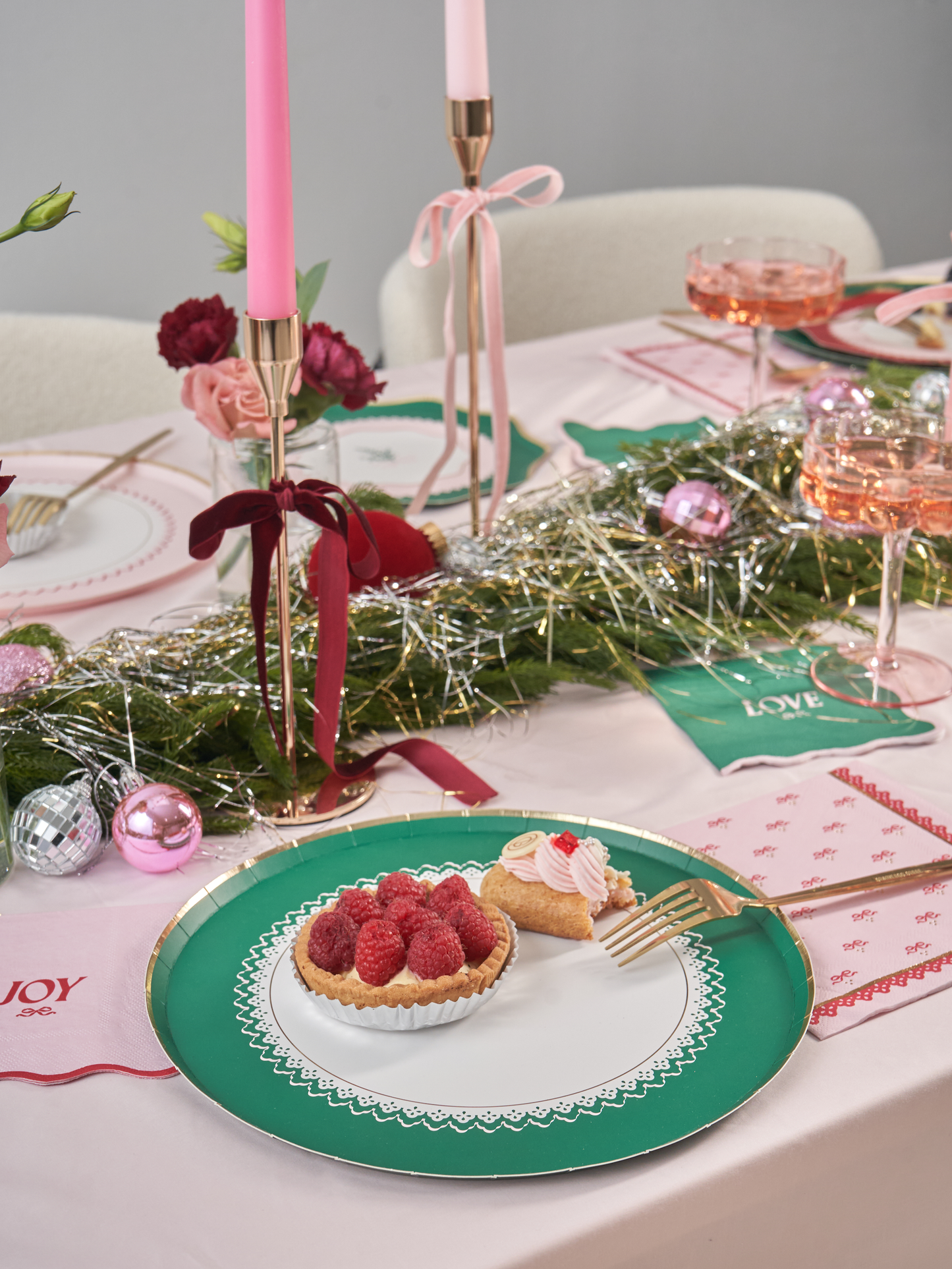 Bows & Mistletoes Holiday Tablescape